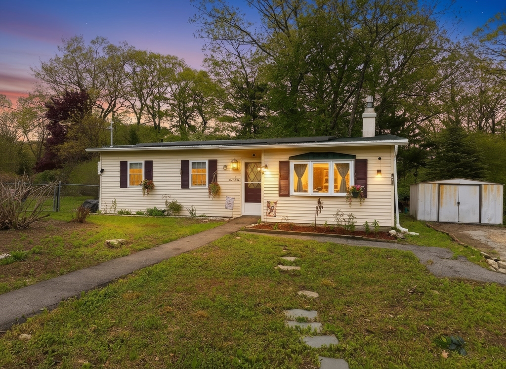 4 Bunker Hill Rd, Leicester, Massachusetts, 3 Bedrooms Bedrooms, 5 Rooms Rooms,1 BathroomBathrooms,Residential,For Sale,Bunker Hill Rd,73521374