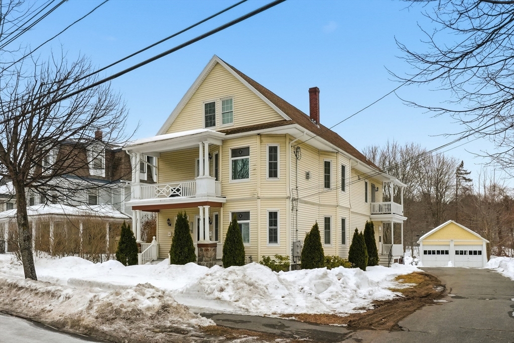 81 Chestnut St, Andover, Massachusetts, 2 Bedrooms Bedrooms, 6 Rooms Rooms,2 BathroomsBathrooms,Residential,For Sale,Chestnut St,73484502