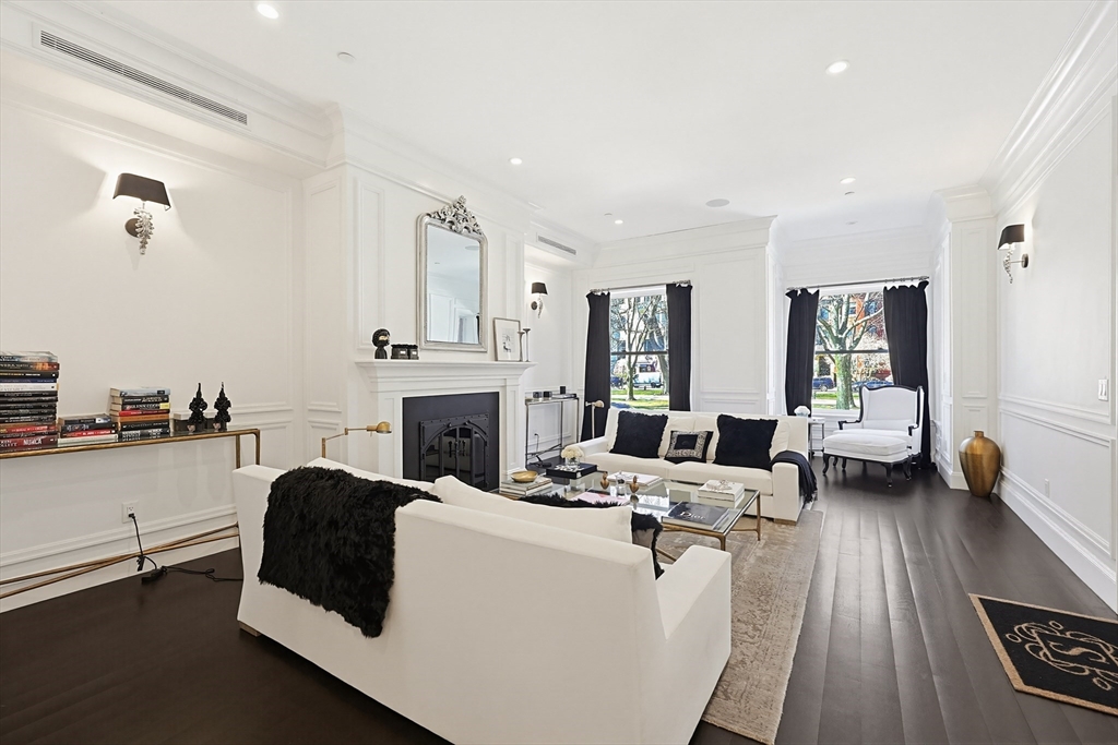 212 Commonwealth Avenue, Boston, Massachusetts, 4 Bedrooms Bedrooms, 10 Rooms Rooms,4.5 BathroomsBathrooms,Residential,For Sale,Commonwealth Avenue,73500926