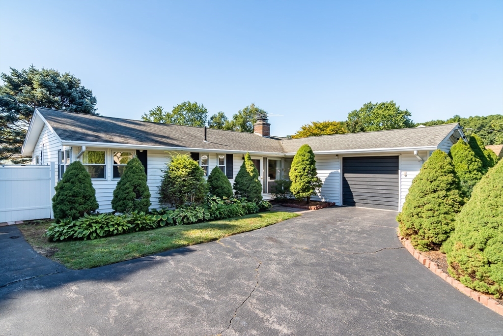 14 Rosslare Rd, Framingham, Massachusetts, 3 Bedrooms Bedrooms, 7 Rooms Rooms,1.5 BathroomsBathrooms,Residential Lease,For Rent,Rosslare Rd,73515115