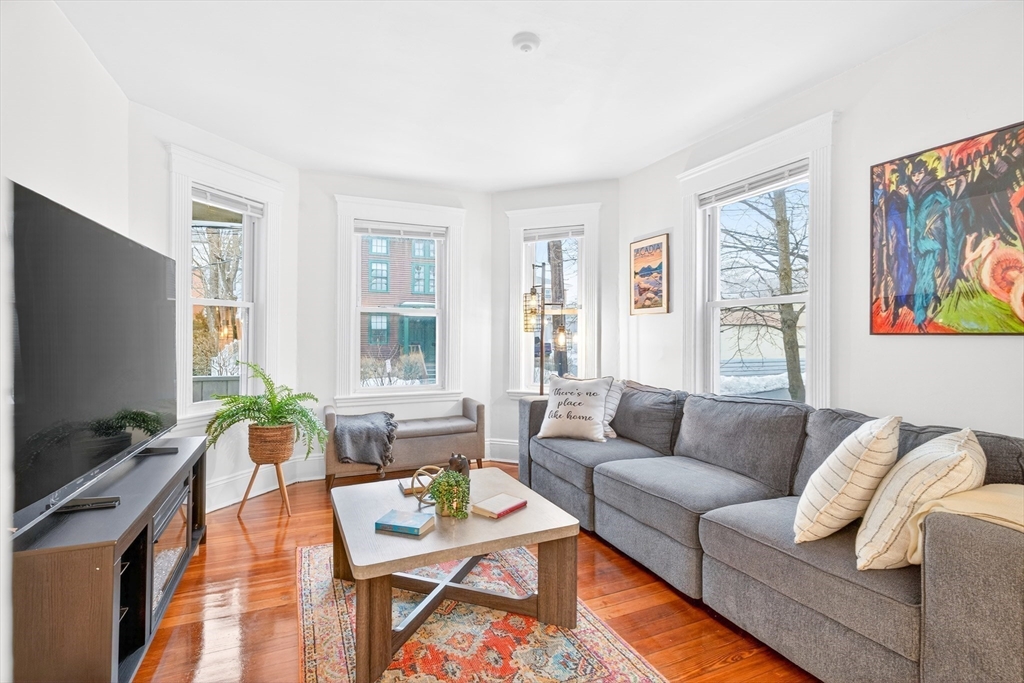 6 Brattle St, Arlington, Massachusetts, 2 Bedrooms Bedrooms, 5 Rooms Rooms,1 BathroomBathrooms,Residential,For Sale,Brattle St,73500066