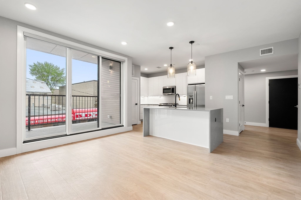 277 Border Street, Boston, Massachusetts, 2 Bedrooms Bedrooms, 7 Rooms Rooms,2 BathroomsBathrooms,Residential,For Sale,Border Street,73479476