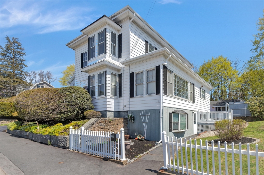 140 Mt Pleasant Avenue, Gloucester, Massachusetts, 4 Bedrooms Bedrooms, 8 Rooms Rooms,2 BathroomsBathrooms,Residential,For Sale,Mt Pleasant Avenue,73518262