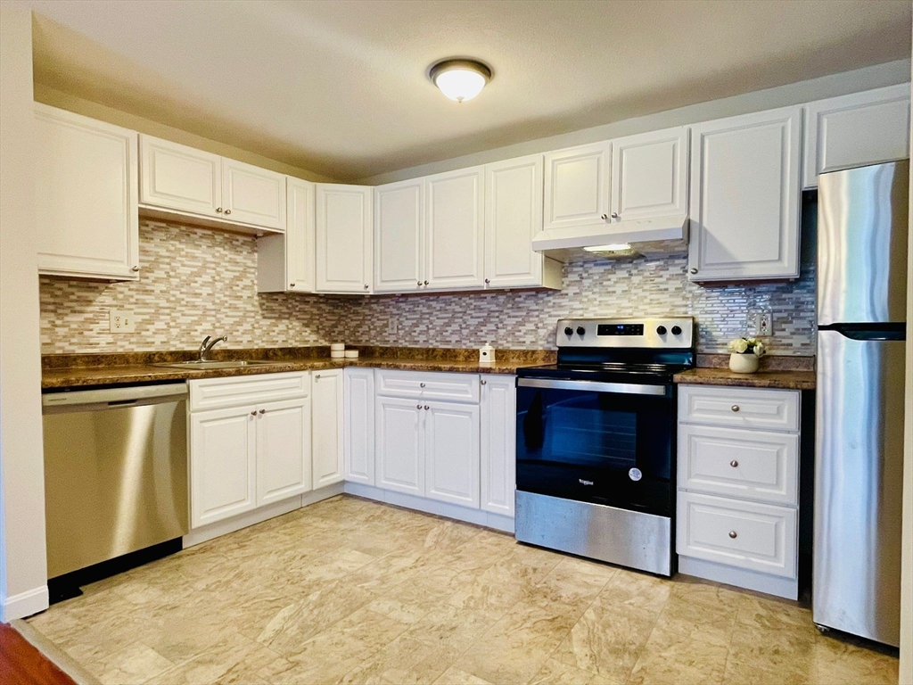 16-A Mayberry Dr, Westborough, Massachusetts, 2 Bedrooms Bedrooms, 4 Rooms Rooms,1 BathroomBathrooms,Residential Lease,For Rent,Mayberry Dr,73495388