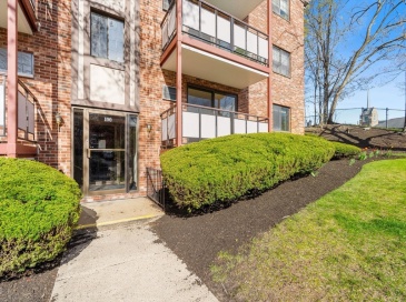 100 Lexington St, Belmont, Massachusetts, 2 Bedrooms Bedrooms, 5 Rooms Rooms,2 BathroomsBathrooms,Residential,For Sale,Lexington St,73509615