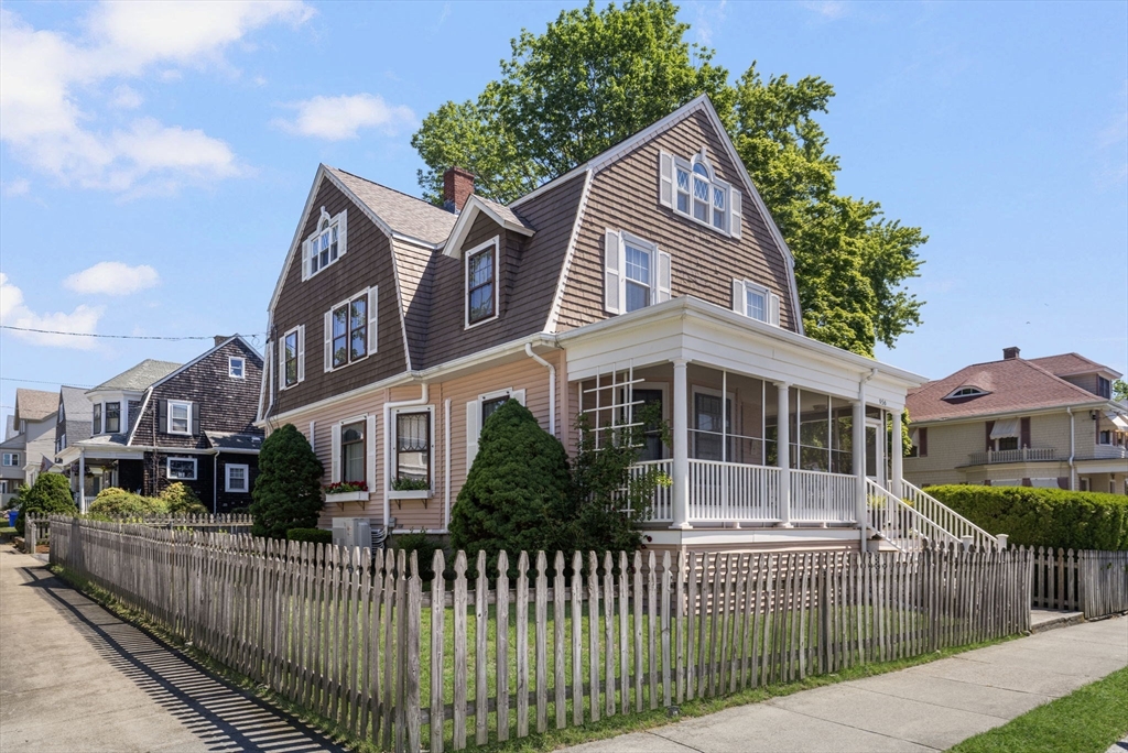 956 Maple St, Fall River, Massachusetts, 3 Bedrooms Bedrooms, 7 Rooms Rooms,1.5 BathroomsBathrooms,Residential,For Sale,Maple St,73536284