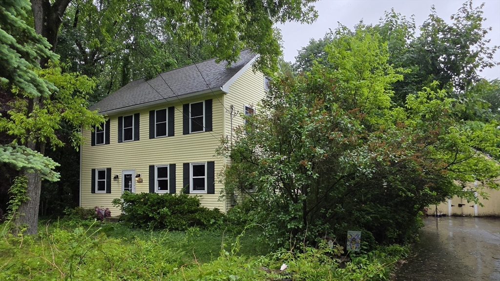 203 Lakeview Ave, Tyngsborough, Massachusetts, 6 Bedrooms Bedrooms, 8 Rooms Rooms,2 BathroomsBathrooms,Residential,For Sale,Lakeview Ave,73533848