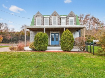 9 Hedge Lane, Falmouth, Massachusetts, 5 Bedrooms Bedrooms, 8 Rooms Rooms,2.5 BathroomsBathrooms,Residential,For Sale,Hedge Lane,73536096