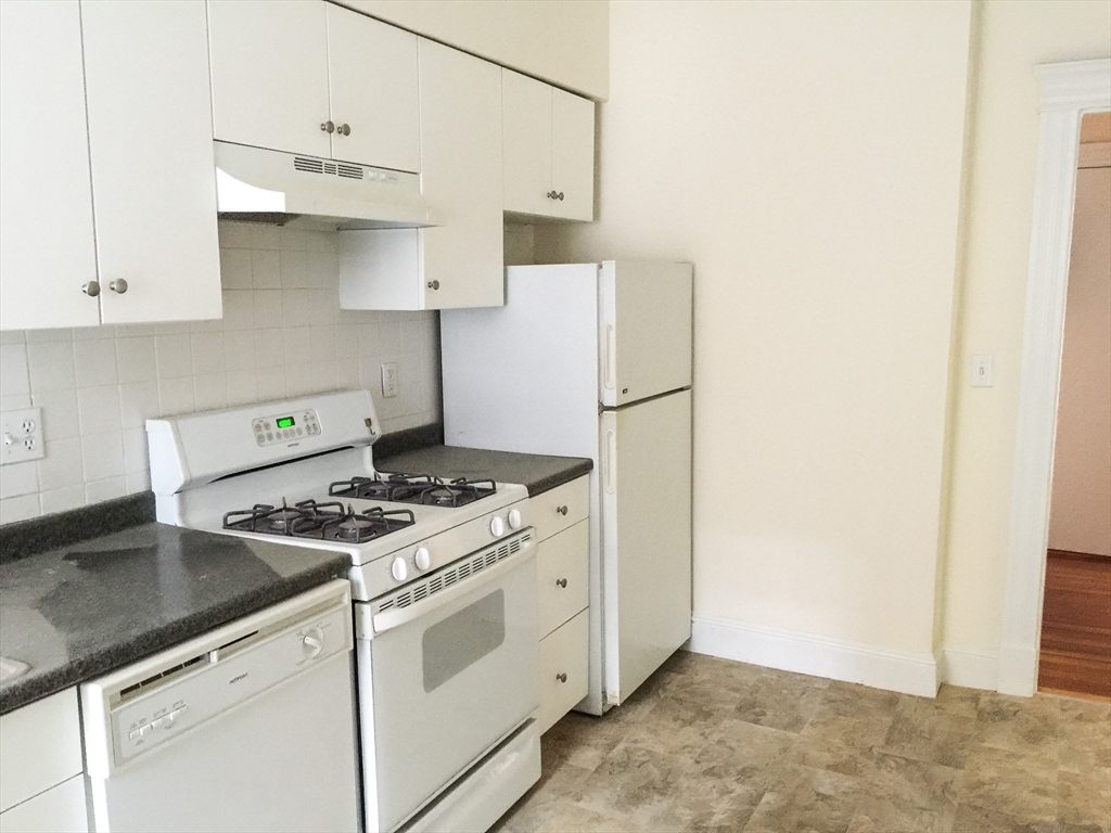 7 Naples, Brookline, Massachusetts, 1 Bedroom Bedrooms, 2 Rooms Rooms,1 BathroomBathrooms,Residential Lease,For Rent,Naples,73536097