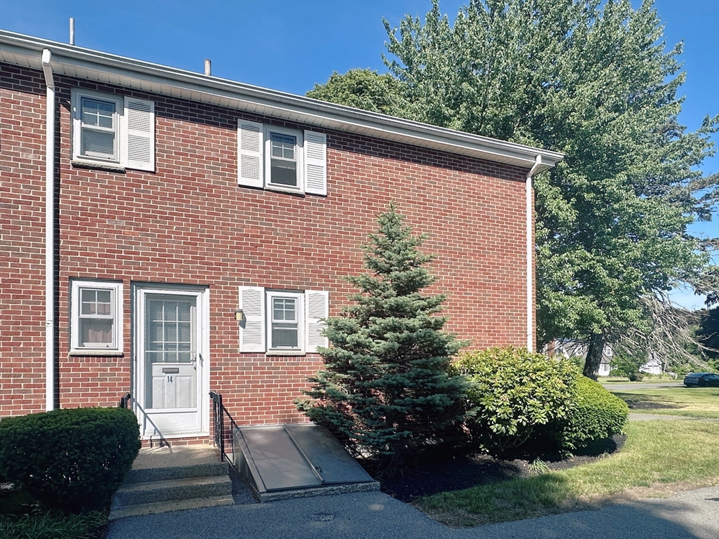 14 Emerson Gardens Rd, Lexington, Massachusetts, 2 Bedrooms Bedrooms, 5 Rooms Rooms,2 BathroomsBathrooms,Residential Lease,For Rent,Emerson Gardens Rd,73536101