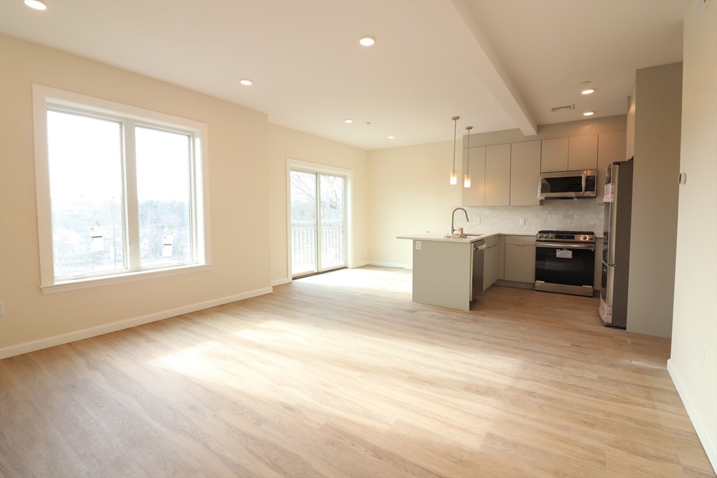 458 Washington St, Boston, Massachusetts, 2 Bedrooms Bedrooms, 3 Rooms Rooms,2 BathroomsBathrooms,Residential Lease,For Rent,Washington St,73528193