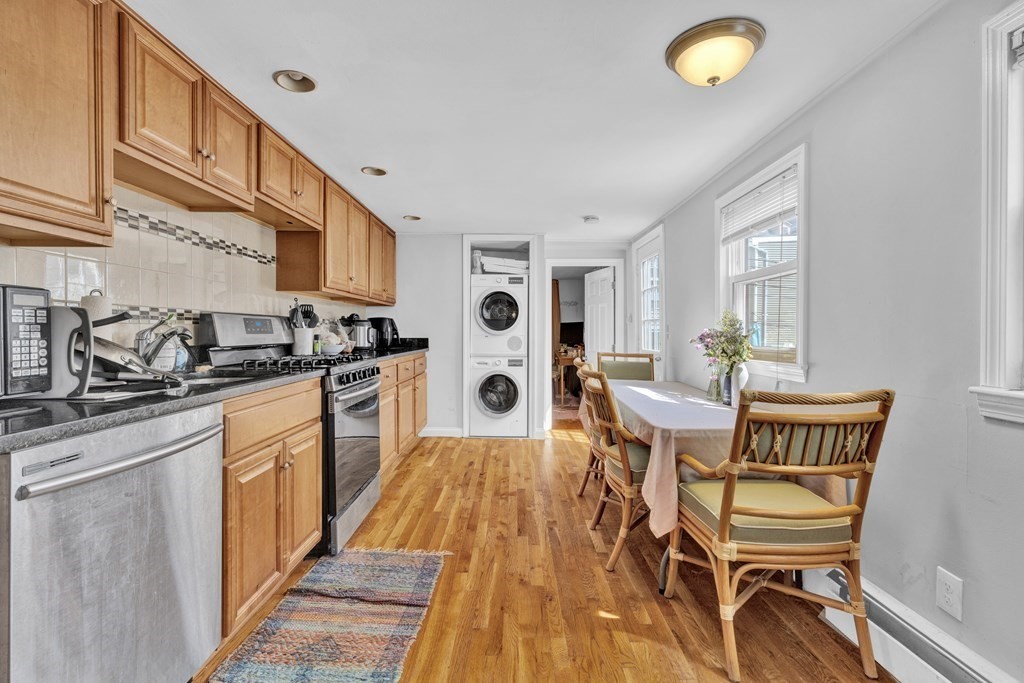 442 W 4th, Boston, Massachusetts, 5 Bedrooms Bedrooms, 7 Rooms Rooms,2 BathroomsBathrooms,Residential Lease,For Rent,W 4th,73527328
