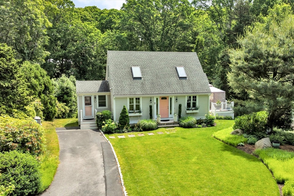 7 Cachalot Lane, Falmouth, Massachusetts, 5 Bedrooms Bedrooms, 8 Rooms Rooms,3 BathroomsBathrooms,Residential,For Sale,Cachalot Lane,73536121