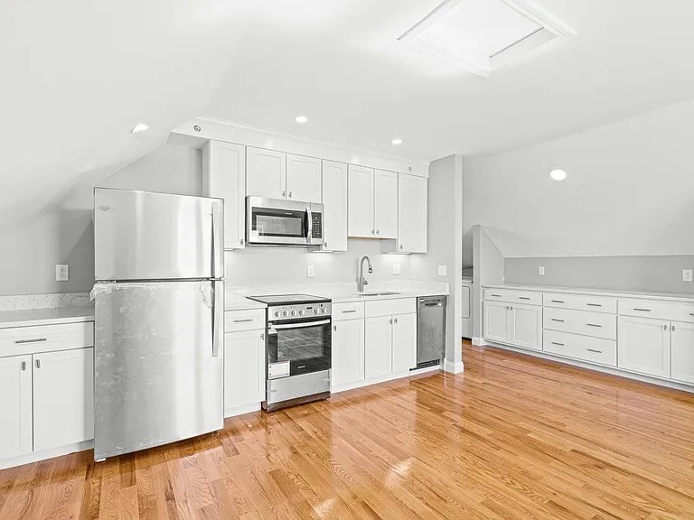 27 W Water Street, Wakefield, Massachusetts, 1 Bedroom Bedrooms, 3 Rooms Rooms,1 BathroomBathrooms,Residential Lease,For Rent,W Water Street,73536153