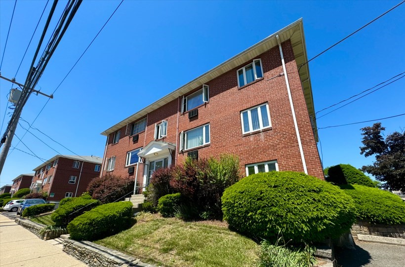 109 Warren St, Watertown, Massachusetts, 2 Bedrooms Bedrooms, 4 Rooms Rooms,1 BathroomBathrooms,Residential Lease,For Rent,Warren St,73536351