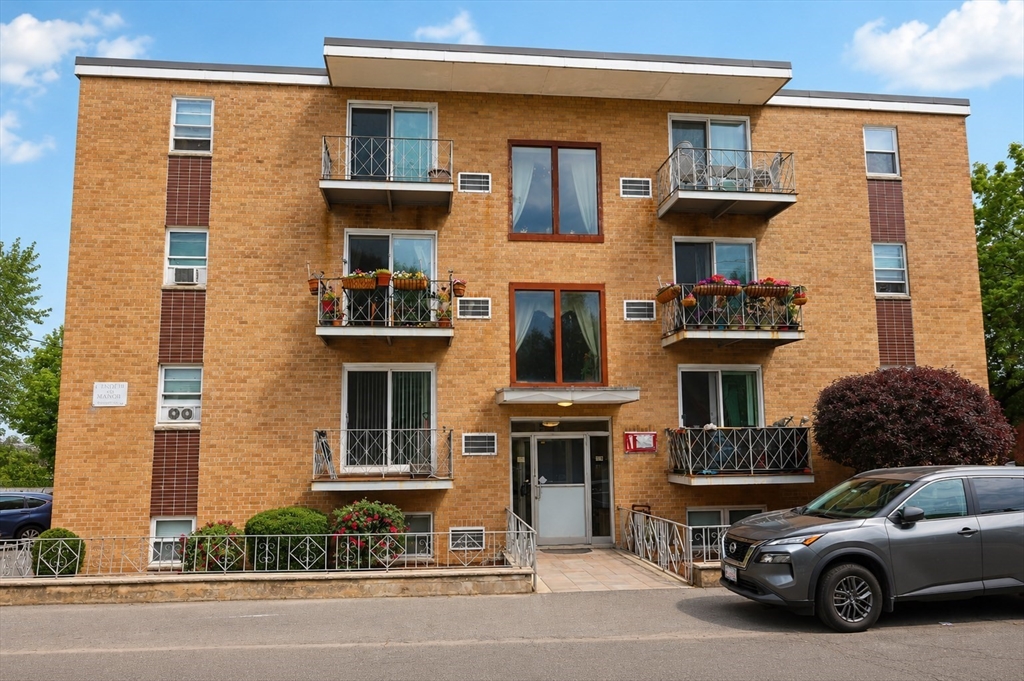 75 Waldemar Ave, Boston, Massachusetts, 2 Bedrooms Bedrooms, 4 Rooms Rooms,1 BathroomBathrooms,Residential,For Sale,Waldemar Ave,73536118