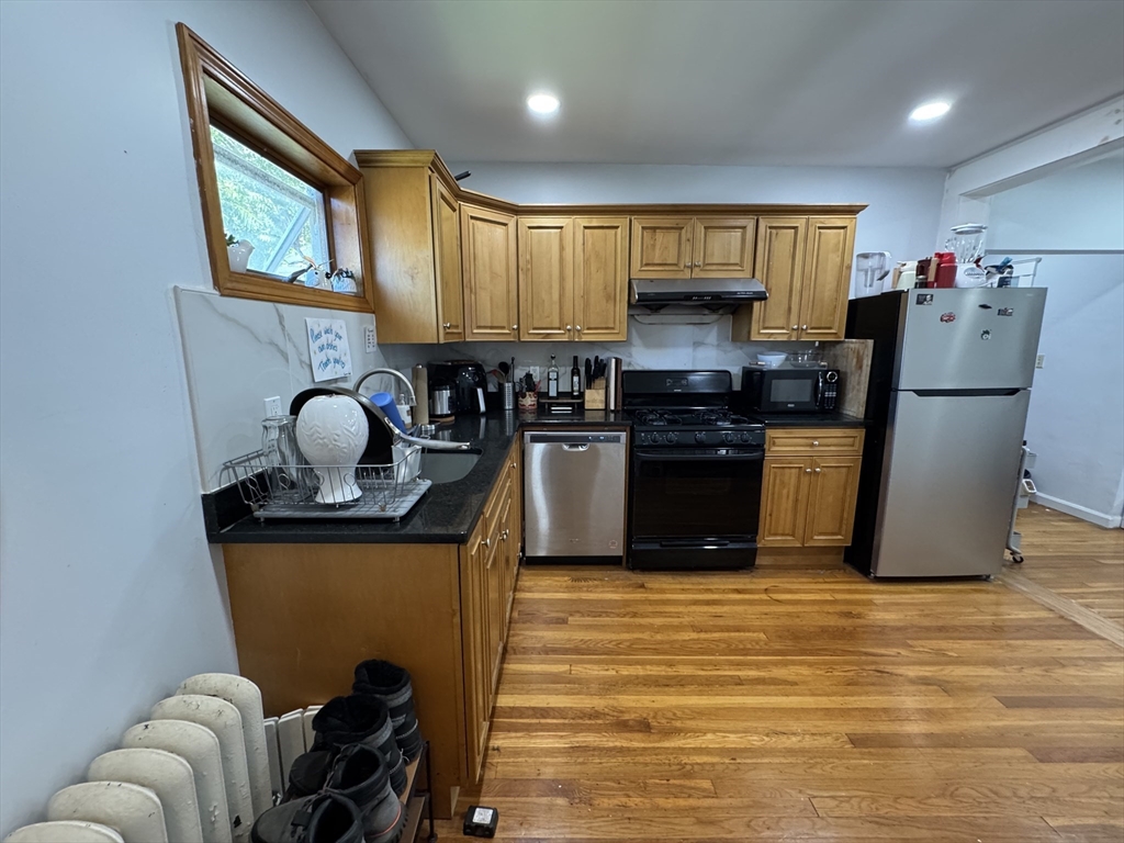 552 Pleasant St, Malden, Massachusetts, 3 Bedrooms Bedrooms, 3 Rooms Rooms,1 BathroomBathrooms,Residential Lease,For Rent,Pleasant St,73536366