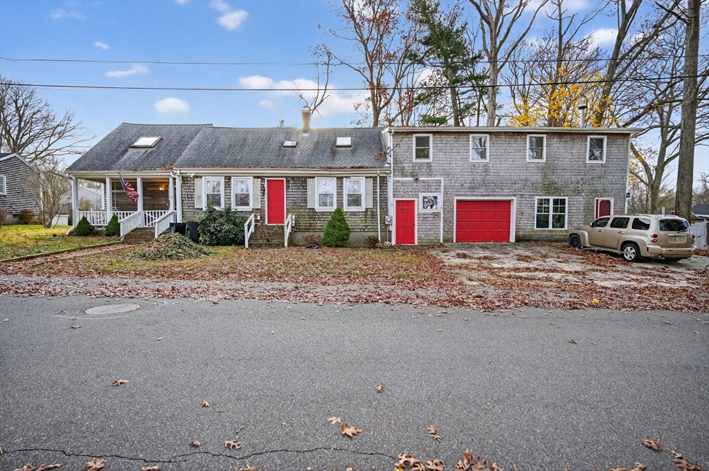 40 Golf Street, Dartmouth, Massachusetts, 4 Bedrooms Bedrooms, 10 Rooms Rooms,2.5 BathroomsBathrooms,Residential,For Sale,Golf Street,73536379