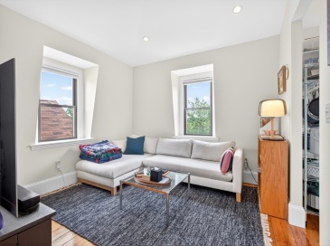 113 Chestnut Ave, Boston, Massachusetts, 2 Bedrooms Bedrooms, 6 Rooms Rooms,1.5 BathroomsBathrooms,Residential,For Sale,Chestnut Ave,73536400