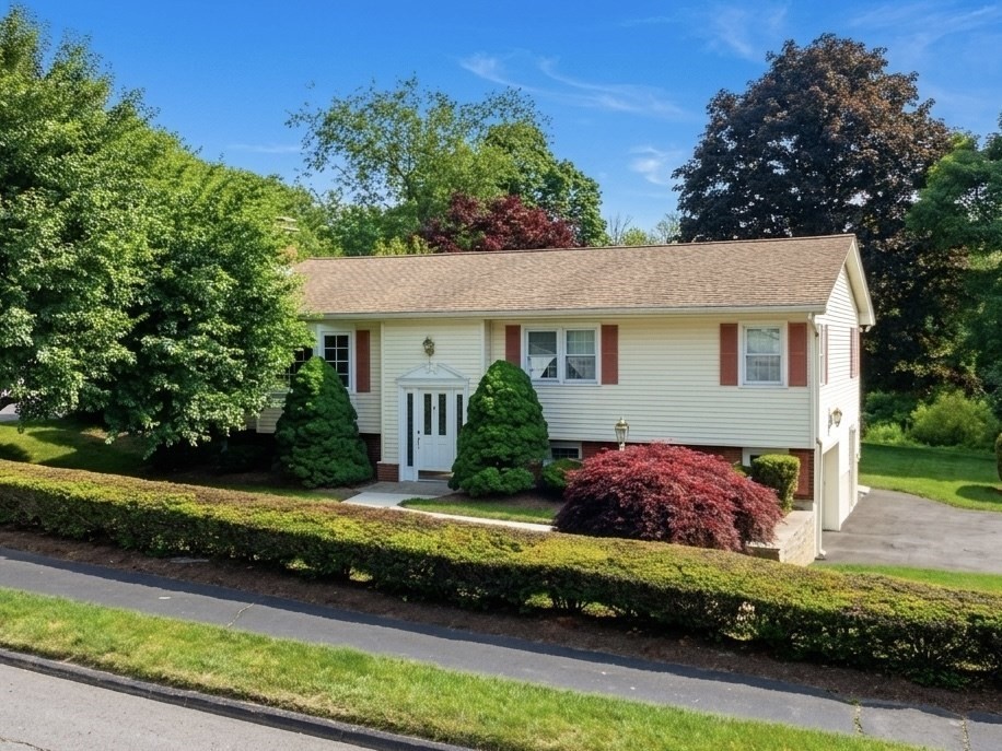 8 Deerfield Rd, Shrewsbury, Massachusetts, 3 Bedrooms Bedrooms, 8 Rooms Rooms,2 BathroomsBathrooms,Residential,For Sale,Deerfield Rd,73535759