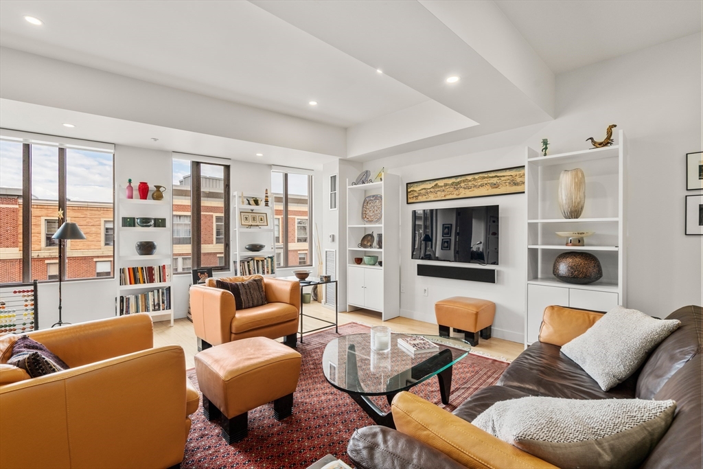 1313 Washington St, Boston, Massachusetts, 3 Bedrooms Bedrooms, 3 Rooms Rooms,2 BathroomsBathrooms,Residential Lease,For Rent,Washington St,73536417