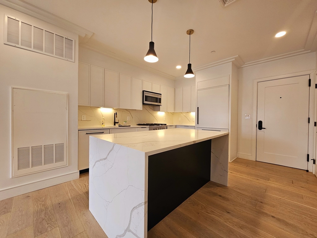 50 Leo M Birmingham Pkwy, Boston, Massachusetts, 3 Bedrooms Bedrooms, 5 Rooms Rooms,2 BathroomsBathrooms,Residential Lease,For Rent,Leo M Birmingham Pkwy,73536469