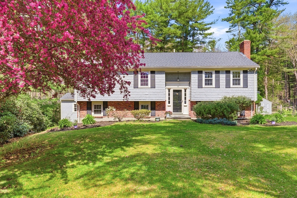 15 May Elm Ln, Norwell, Massachusetts, 4 Bedrooms Bedrooms, 8 Rooms Rooms,2 BathroomsBathrooms,Residential,For Sale,May Elm Ln,73517443