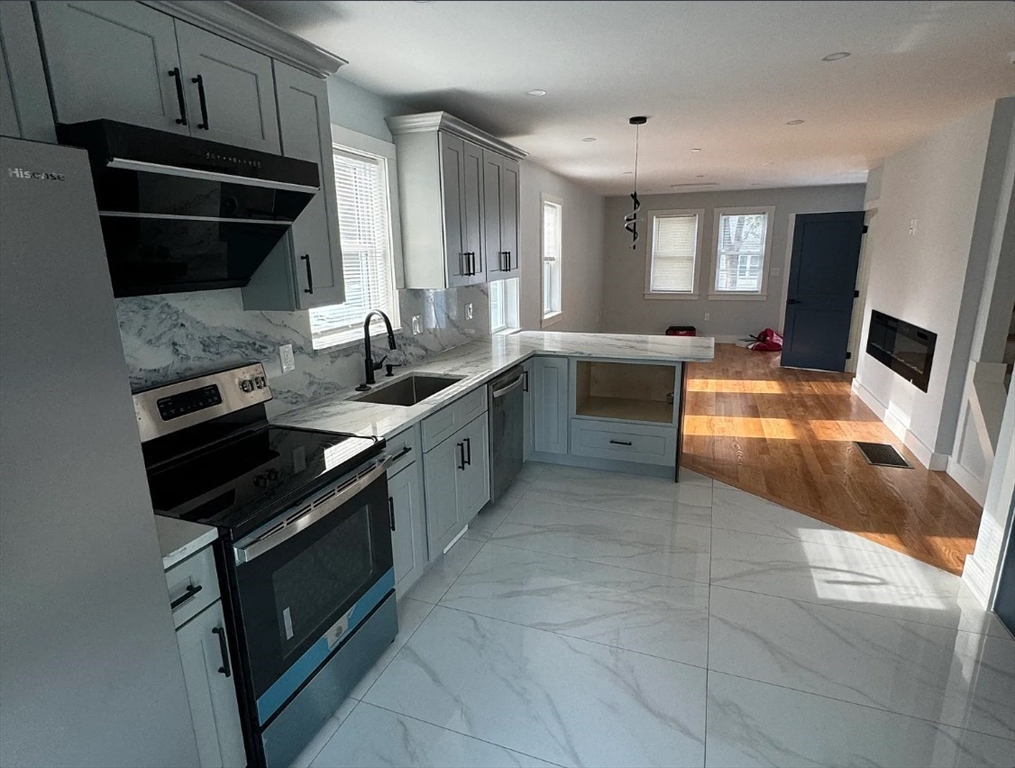 18 Montclair Ave, Quincy, Massachusetts, 4 Bedrooms Bedrooms, 6 Rooms Rooms,2 BathroomsBathrooms,Residential Lease,For Rent,Montclair Ave,73536596