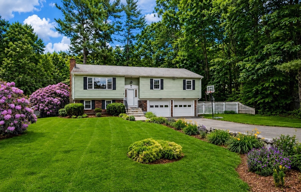 9 Lakeshore Dr, Norfolk, Massachusetts, 3 Bedrooms Bedrooms, 8 Rooms Rooms,2 BathroomsBathrooms,Residential,For Sale,Lakeshore Dr,73536512