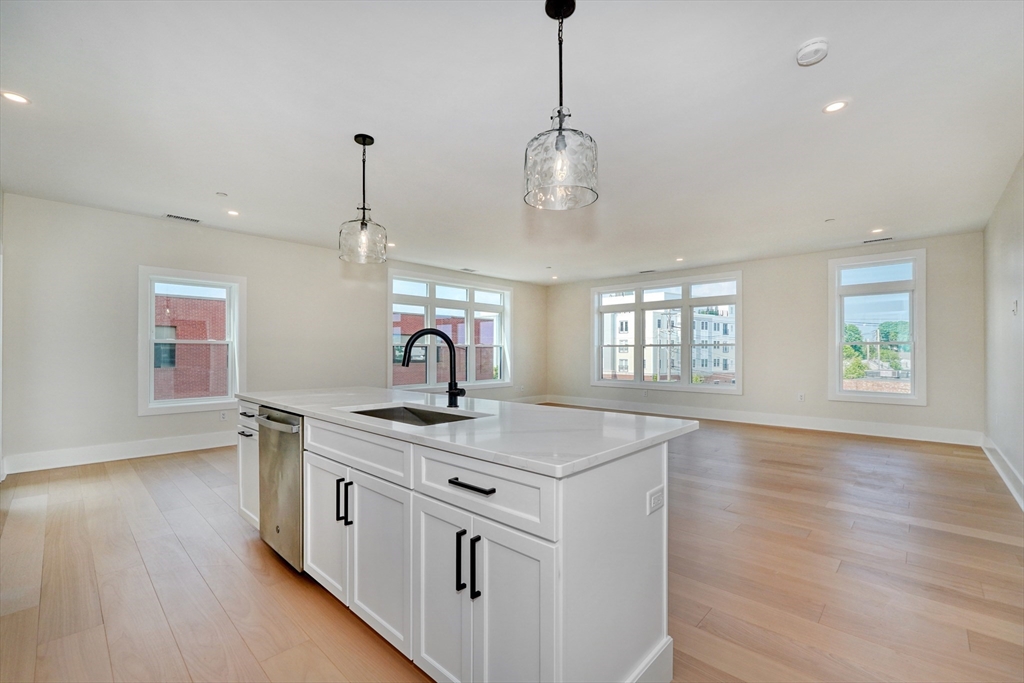 62 Foundry St, Wakefield, Massachusetts, 2 Bedrooms Bedrooms, 3 Rooms Rooms,2 BathroomsBathrooms,Residential,For Sale,Foundry St,73526609