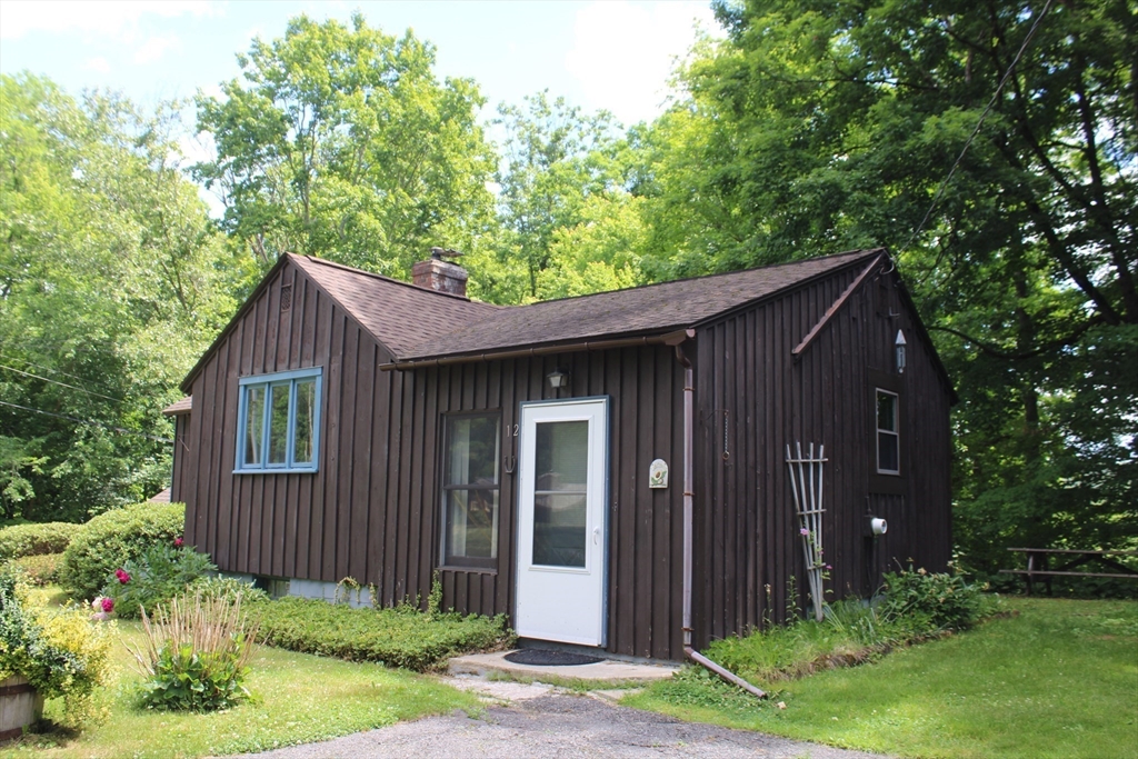 12 Barton Heights, Greenfield, Massachusetts, 2 Bedrooms Bedrooms, 7 Rooms Rooms,1.5 BathroomsBathrooms,Residential,For Sale,Barton Heights,73536644