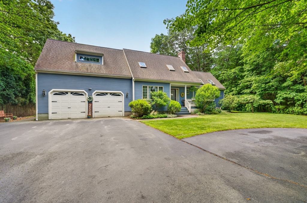 42 Medeiros Ln, Dartmouth, Massachusetts, 3 Bedrooms Bedrooms, 6 Rooms Rooms,3.5 BathroomsBathrooms,Residential,For Sale,Medeiros Ln,73535560