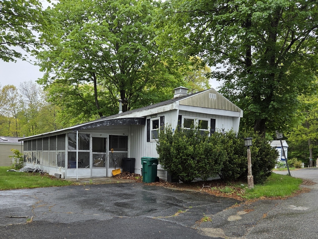 1237 Central Street, Leominster, Massachusetts, 2 Bedrooms Bedrooms, 4 Rooms Rooms,1 BathroomBathrooms,Residential,For Sale,Central Street,73517917