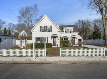 27 Standish St, Duxbury, Massachusetts, 4 Bedrooms Bedrooms, 9 Rooms Rooms,3 BathroomsBathrooms,Residential,For Sale,Standish St,73498065