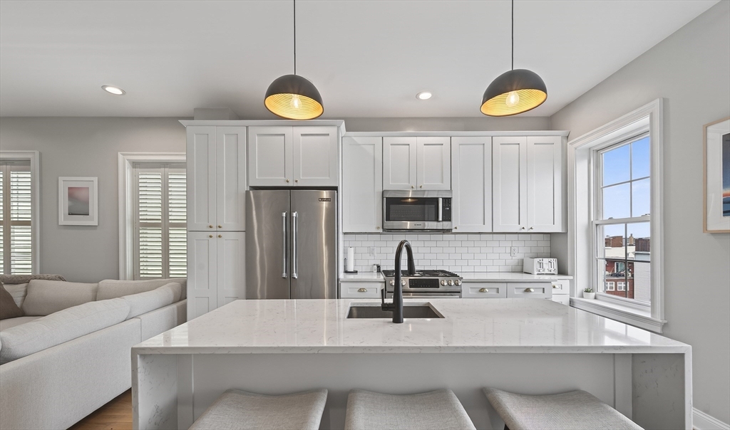 100 Webster St, Boston, Massachusetts, 2 Bedrooms Bedrooms, 4 Rooms Rooms,2 BathroomsBathrooms,Residential,For Sale,Webster St,73513797