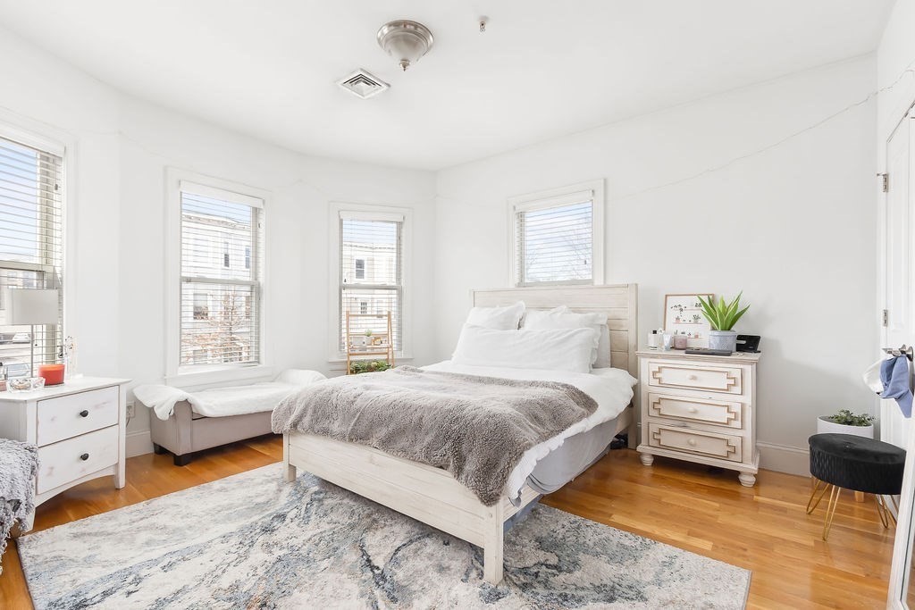 142 Boston St, Boston, Massachusetts, 3 Bedrooms Bedrooms, 6 Rooms Rooms,1 BathroomBathrooms,Residential Lease,For Rent,Boston St,73488521