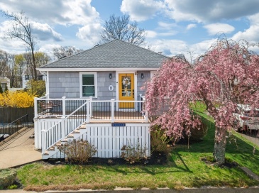 107 Lenox St, Quincy, Massachusetts, 2 Bedrooms Bedrooms, 5 Rooms Rooms,2 BathroomsBathrooms,Residential,For Sale,Lenox St,73504814