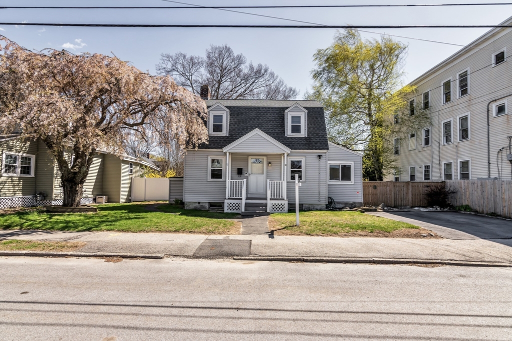16 Market St, Lawrence, Massachusetts, 2 Bedrooms Bedrooms, 4 Rooms Rooms,1 BathroomBathrooms,Residential,For Sale,Market St,73507877