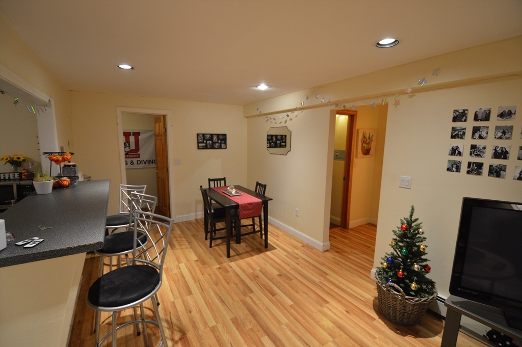 94 Pleasant St, Brookline, Massachusetts, 2 Bedrooms Bedrooms, 3 Rooms Rooms,1 BathroomBathrooms,Residential Lease,For Rent,Pleasant St,73530557