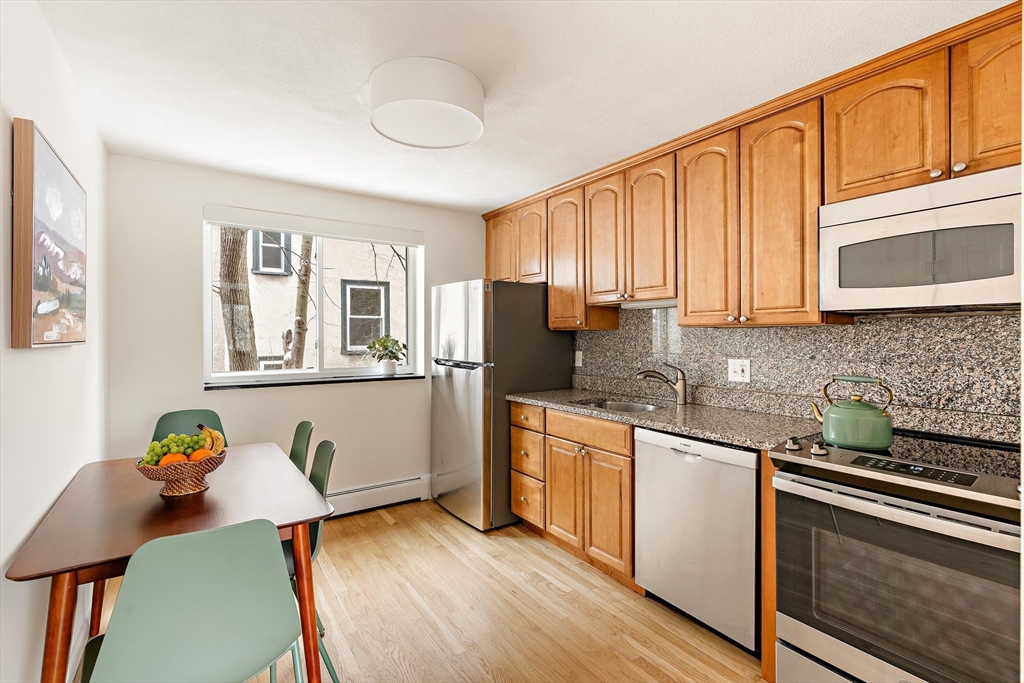 5 Centre Street, Cambridge, Massachusetts, 2 Bedrooms Bedrooms, 4 Rooms Rooms,1 BathroomBathrooms,Residential Lease,For Rent,Centre Street,73536722
