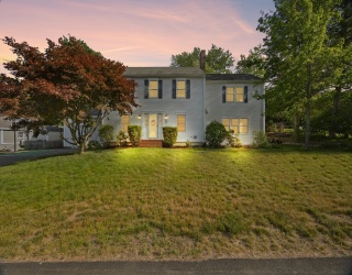 8 Robinwood Dr, Canton, Massachusetts, 4 Bedrooms Bedrooms, 10 Rooms Rooms,2.5 BathroomsBathrooms,Residential,For Sale,Robinwood Dr,73536726