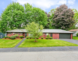 23 Russell Circle, Natick, Massachusetts, 3 Bedrooms Bedrooms, 7 Rooms Rooms,1.5 BathroomsBathrooms,Residential,For Sale,Russell Circle,73536852