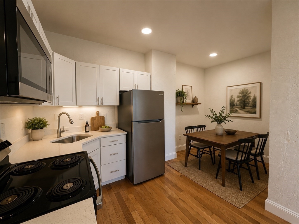 8 Kenwood, Boston, Massachusetts, 2 Bedrooms Bedrooms, 3 Rooms Rooms,1 BathroomBathrooms,Residential Lease,For Rent,Kenwood,73536959