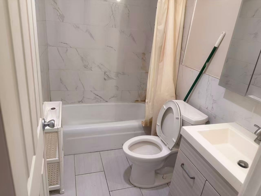 215 Winter St, Weymouth, Massachusetts, 2 Bedrooms Bedrooms, 5 Rooms Rooms,1 BathroomBathrooms,Residential,For Sale,Winter St,73537005