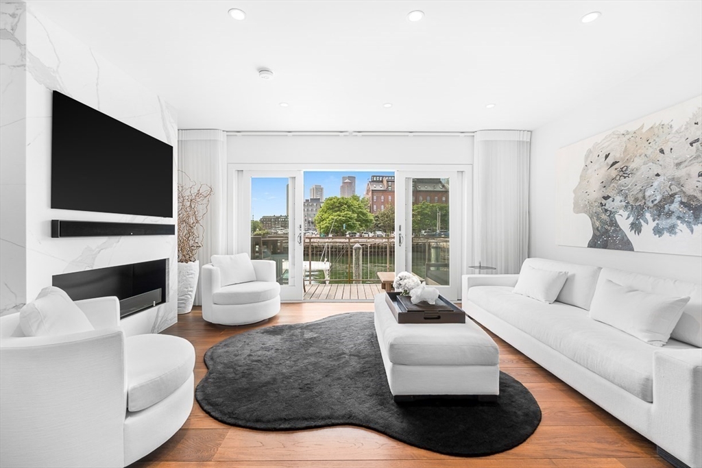 15 Union Wharf, Boston, Massachusetts, 4 Bedrooms Bedrooms, 6 Rooms Rooms,2.5 BathroomsBathrooms,Residential,For Sale,Union Wharf,73537004