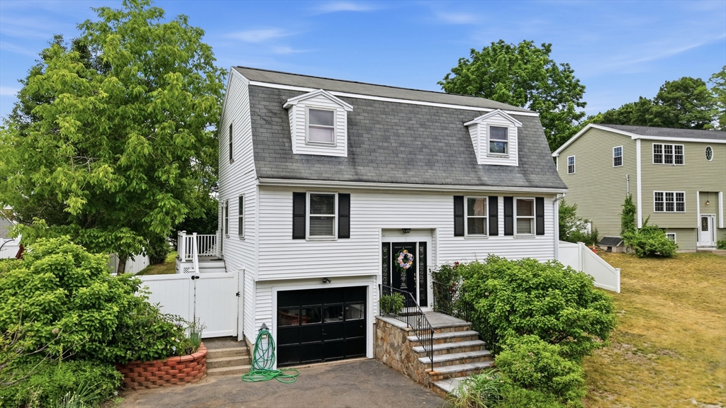 2 Dobbins Drive, Woburn, Massachusetts, 3 Bedrooms Bedrooms, 7 Rooms Rooms,2.5 BathroomsBathrooms,Residential,For Sale,Dobbins Drive,73537138