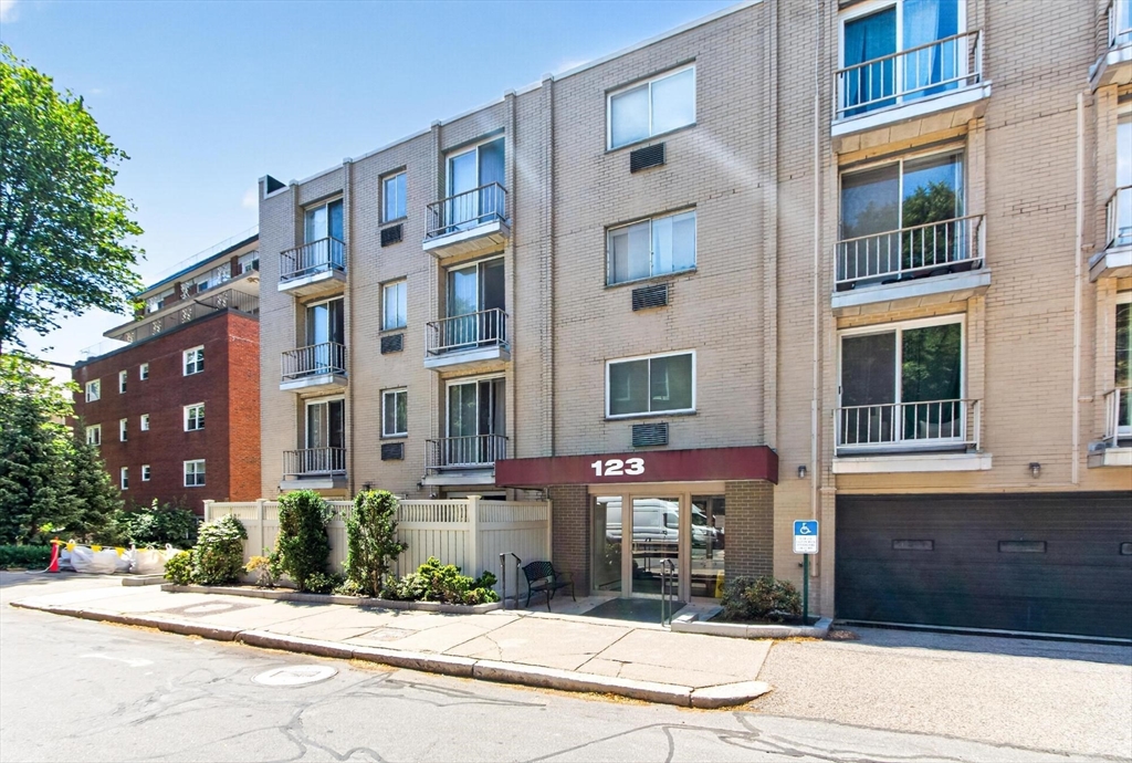 123 Sewall Ave, Brookline, Massachusetts, 2 Bedrooms Bedrooms, 5 Rooms Rooms,1.5 BathroomsBathrooms,Residential,For Sale,Sewall Ave,73537048