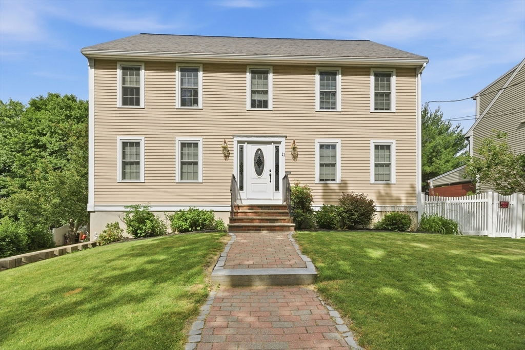 11 Amesbury Avenue, Amesbury, Massachusetts, 4 Bedrooms Bedrooms, 9 Rooms Rooms,3.5 BathroomsBathrooms,Residential,For Sale,Amesbury Avenue,73537040