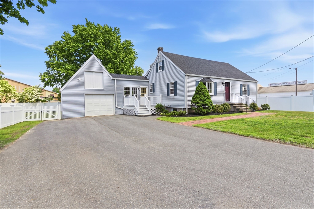 34 Prince St, Danvers, Massachusetts, 4 Bedrooms Bedrooms, 9 Rooms Rooms,1.5 BathroomsBathrooms,Residential Lease,For Rent,Prince St,73537389