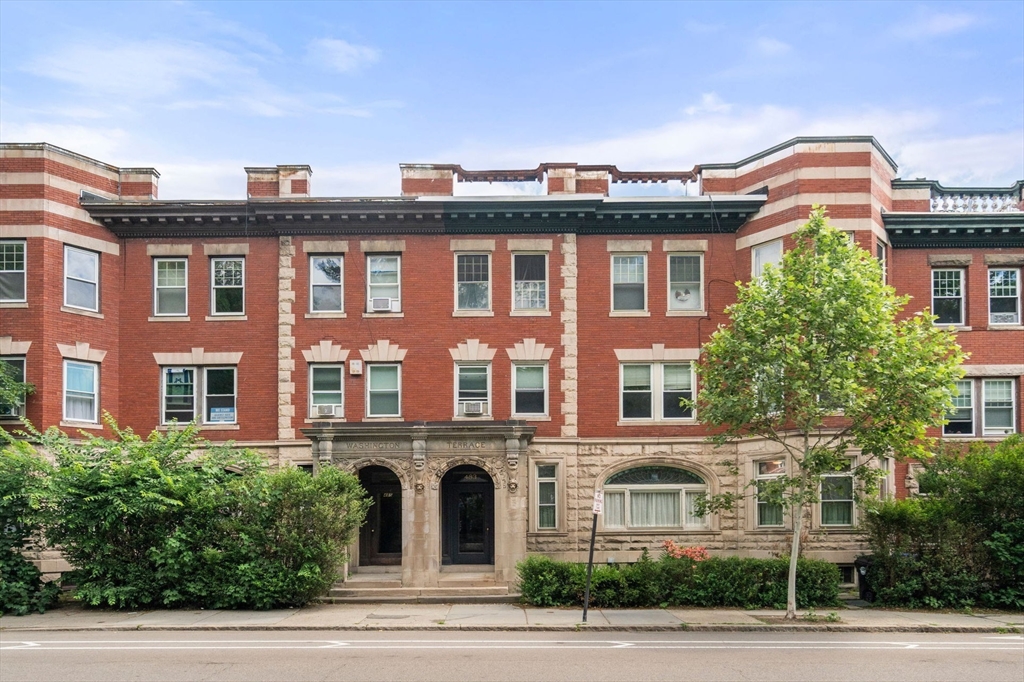 483 Washington St, Brookline, Massachusetts, 3 Bedrooms Bedrooms, 6 Rooms Rooms,2 BathroomsBathrooms,Residential,For Sale,Washington St,73537072